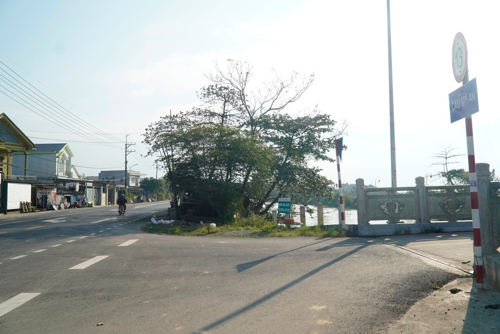 Đoạn mở rộng nút thắt cổ chai từ cầu Mỹ An ra quốc lộ 49 phía bên phải hướng Thuận An - trung tâm Huế vẫn chưa thể thi công.