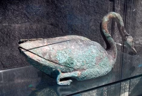 ....con thiên nga bằng đồng tìm thấy ở lăng mộ Tần Thủy Hoàng.