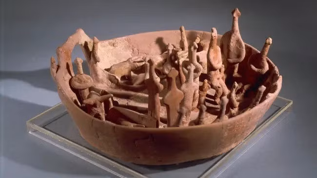 Cuộc khai quật tại địa điểm Vounous-Bellapais trên đảo Síp vào những năm 1930 đã phát hiện hàng chục ngôi mộ ở một nghĩa trang tiền sử rộng lớn. Mặc dù nhiều ngôi mộ đã bị cướp phá, các nhà khảo cổ học đã tìm thấy một số lượng lớn đồ gốm được trang trí tinh xảo, bao gồm chiếc bát Vounous bí ẩn. Ảnh: Getty Images.