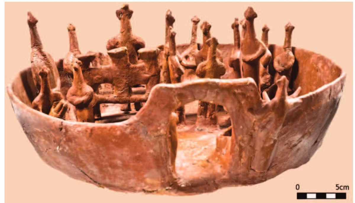 Trong một nghiên cứu năm 1994, giáo sư danh dự ngành khảo cổ học Edgar Peltenburg tại Đại học Edinburgh cho rằng, bát Vounous có 3 cảnh riêng biệt bên trong bao gồm: một cảnh đồng quê với những con bò; một cảnh mô tả quyền lực của nam giới với mũ đội đầu; một hình ảnh đại diện cho thế giới tôn giáo tâm linh với những người quỳ gối. Ảnh: academia.edu.