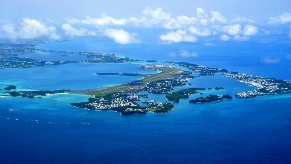 Bí ẩn mới nhất ở Bắc Đại Tây Dương nằm bên dưới quần đảo Bermuda. Bởi lẽ, các nhà khoa học đã phát hiện một lớp đá kỳ lạ dày 20 km bên dưới vỏ đại dương ở Bermuda. Ảnh: mtcurado/Getty Images.