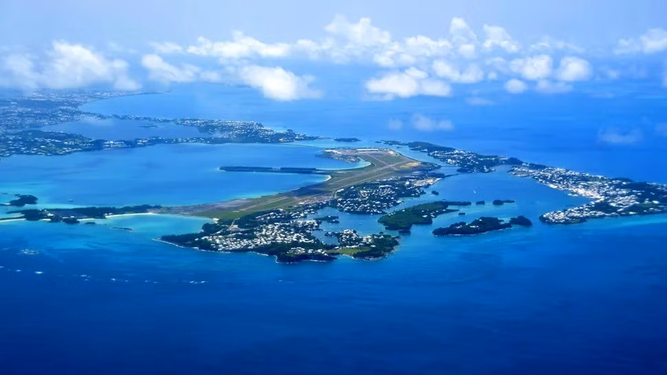 Bí ẩn mới nhất ở Bắc Đại Tây Dương nằm bên dưới quần đảo Bermuda. Bởi lẽ, các nhà khoa học đã phát hiện một lớp đá kỳ lạ dày 20 km bên dưới vỏ đại dương ở Bermuda. Ảnh: mtcurado/Getty Images.