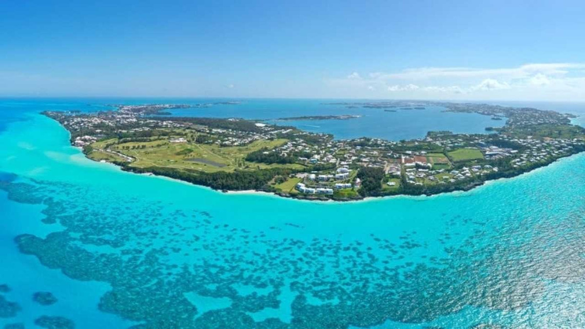 Theo nhà địa chấn Frazer, Bermuda không hề thấp đi, bất chấp 31 triệu năm không có hoạt động núi lửa. Do đó, giới nghiên cứu đã tranh luận suốt nhiều năm về những gì đang xảy ra trong lớp vỏ Trái đất bên dưới hòn đảo trong khi không có vụ phun trào núi lửa nào ghi nhận xảy ra trên bề mặt. Ảnh: SOCIAL MEDIA.