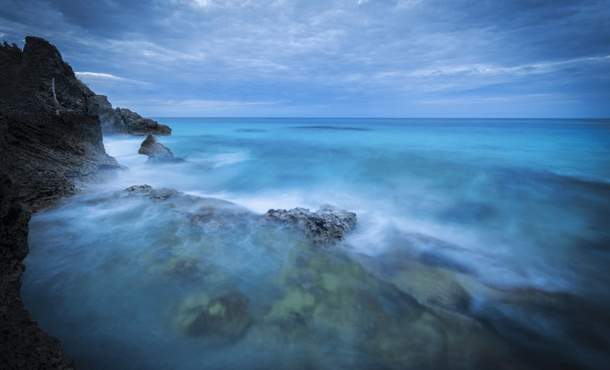 Những quần đảo như Hawaii được cho là hình thành do các "điểm nóng" - nơi vật chất nóng dâng lên, tạo ra hoạt động núi lửa. Tại nơi mà điểm nóng gặp vỏ Trái đất, đáy đại dương thường bị nâng lên. Khi chuyển động kiến tạo khiến lớp vỏ dịch chuyển ra xa điểm nóng đó, mực nước biển thường dâng lên. Ảnh: Shutterstock | Indian Defence Review.