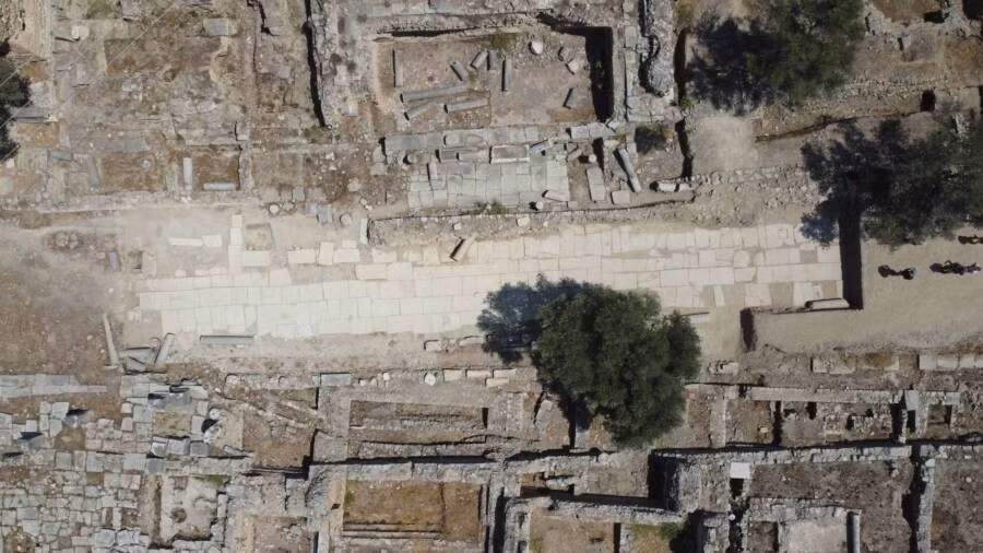 Theo các chuyên gia, bức tượng lợn tìm thấy ngay dọc theo con đường chính của Gortyna là Đường Bắc. Do đó, họ suy đoán nó từng được đặt gần đại lộ trung tâm ở thành phố cổ xưa này. Ảnh: Scuola Archaeologica Italiana di Atene/Facebook.