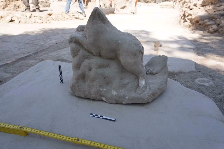 Bức tượng cổ trên được phát hiện trong cuộc khai quật do nhóm nghiên cứu liên ngành gồm các nhà khảo cổ học và địa hình học thực hiện từ ngày 14/7 - 9/8/2025 tại thành phố cổ Gortyna ở Crete. Ảnh: Scuola Archaeologica Italiana di Atene/Facebook.