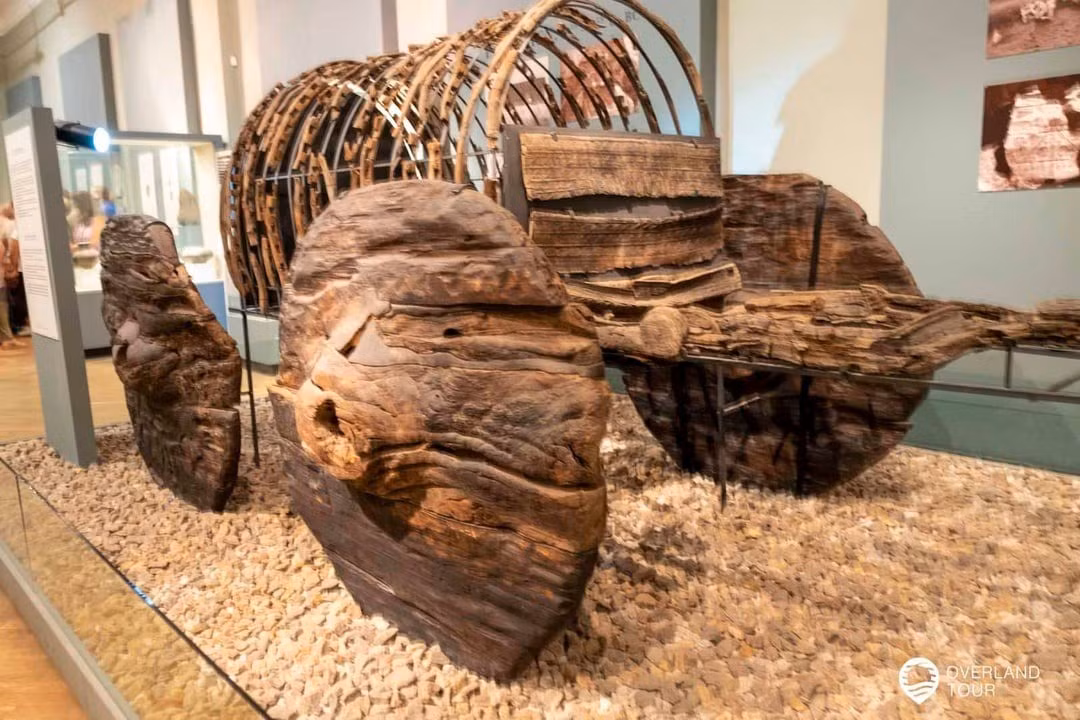 Đây là một trong 6 chiếc xe ngựa làm bằng gỗ sồi đã được khai quật từ một nghĩa địa của giới thượng lưu ở Lchashen, Armenia. Chúng được xác định niên đại từ thế kỷ 15 trước Công nguyên đến thế kỷ 14 trước Công nguyên (tức cuối thời Đồ đồng). Mỗi cỗ xe ngựa có bốn bánh xe được bố trí trên hai trục. Trong khi hai chiếc xe không có mái che, bốn chiếc còn lại có cấu trúc khung phức tạp ở phía trên. Ảnh: r/ArtefactPorn/reddit.