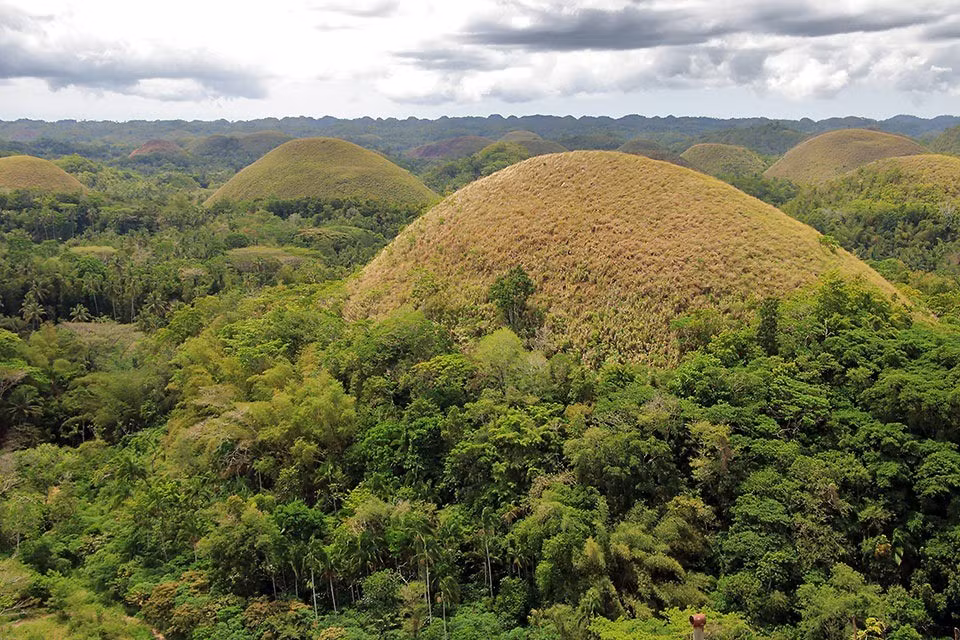 Trong khi đó, các nhà khoa học, chuyên gia địa chất lý giải sự hình thành của đồi Chocolate bắt đầu từ hàng triệu năm trước khi đảo Bohol vẫn còn nằm dưới đáy biển. Ảnh: shoestringdiary.wordpress.com.