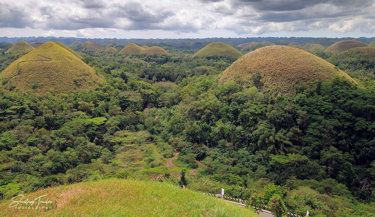 Sau khi người yêu chết, vị thần đã vô cùng đau buồn, khóc nhiều đến nỗi nước mắt của Ngài rơi xuống cõi phàm, biến thành đồi Chocolate như chúng ta thấy ngày nay. Ảnh: shoestringdiary.wordpress.com.