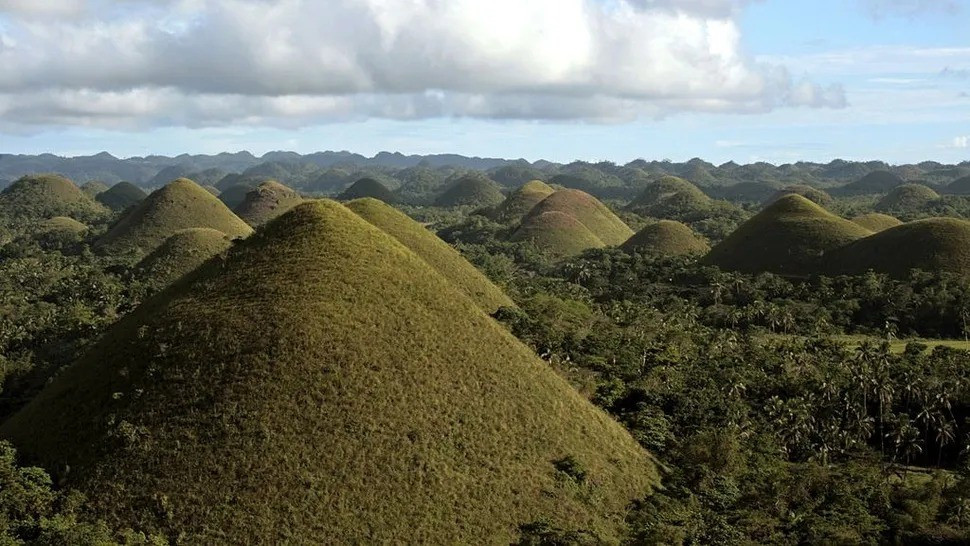 Đồi Chocolate nổi tiếng với hình thái địa chất khác thường bao gồm hơn 1.800 gò hình nón được cấu tạo từ đá vôi. Mỗi gò hình nón có chiều cao khoảng 30 - 120m. Ảnh: John S Lander/LightRocket via Getty Images.