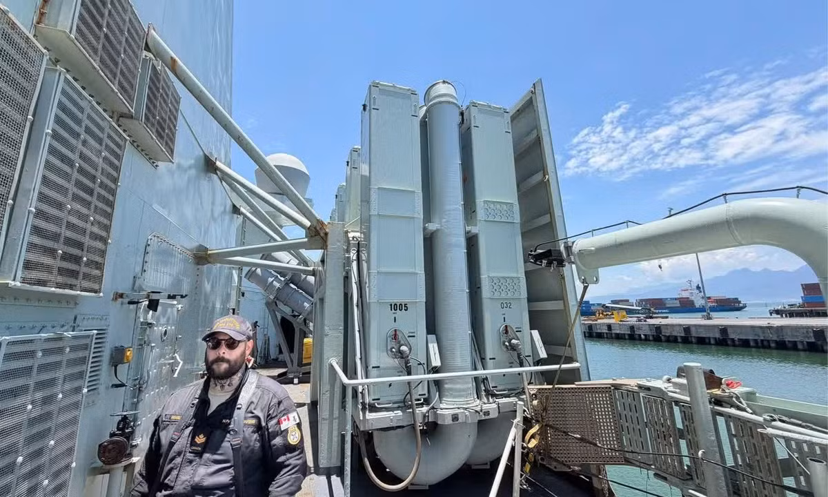 Tàu được trang bị hệ thống radar, cảm biến tiên tiến cùng tổ hợp vũ khí mạnh mẽ, đáp ứng các yêu cầu quân sự phức tạp từ tác chiến chống ngầm, chống hạm cho đến phòng không.