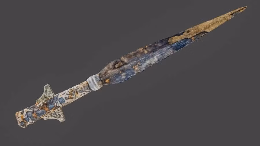 Trong số này, đáng chú ý nhất là một ngọn giáo được trang trí bằng vàng, bạc và đồng, thậm chí có cả đôi cánh. Từ những chi tiết này, các nhà nghiên cứu suy đoán nó có thể thuộc về một người có địa vị xã hội cao. Ảnh: Mateusz Popek.