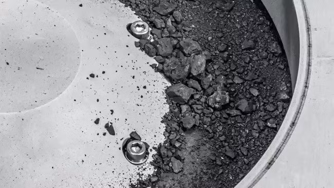 Theo phó giáo sư Jessica, sau cú va chạm đầu, các mảnh vỡ đã tái hợp, và điều này có thể đã lặp lại nhiều lần. Cuối cùng, một số vật chất còn sót lại đã hợp nhất thành tiểu hành tinh Bennu. Ảnh: NASA.