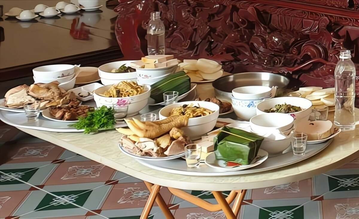 Đồ cúng đã hỏng, khô héo, mốc không để trên bàn thờ ngày Tết.