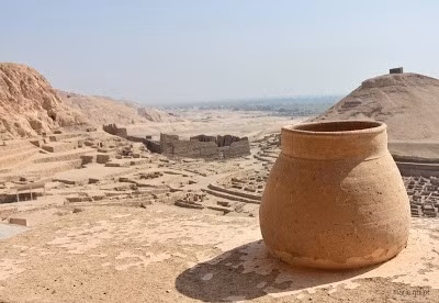 Các chuyên gia đã tìm thấy dấu vết của dầu thực vật trên bộ tóc giả dành cho Merit. Nhờ đó, bộ tóc giả mềm mượt, khỏe mạnh. Ngoài ra, họ cũng phát hiện bằng chứng về cholesterol - một hợp chất có trong da đầu người - trên một trong những chiếc lược tìm thấy trong ngôi mộ, cho thấy Merit đã sử dụng nó khi còn sống. Ảnh: lampmagician.com.