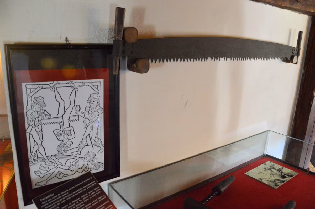 Trải qua nhiều thế kỷ tồn tại, kiến trúc và nội thất bên trong lâu đài Bran vẫn được giữ gần như nguyên vẹn. Ảnh: adventurous-travels.com.