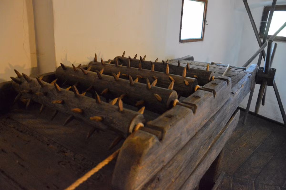 Trên tầng thượng của lâu đài trưng bày nhiều dụng cụ tra tấn, các bức ảnh, đồ họa về những kiểu tra tấn hãi hùng thời xưa. Ảnh: adventurous-travels.com.