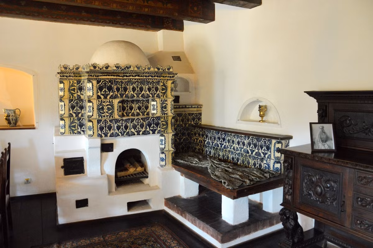 Không chỉ có mối liên hệ với một tác phẩm văn chương nổi tiếng của Bram Stoker, lâu đài Bran còn gây ấn tượng với công chúng khi là một công trình kiến trúc độc đáo, ấn tượng. Ảnh: adventurous-travels.com.