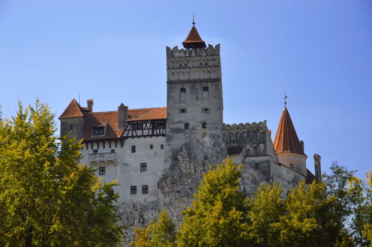 Được xây dựng từ năm 1211, lâu đài Bran hoàn thành vào năm 1938. Vào thời kỳ đầu, lâu đài là nơi đồn trú của các chiến binh, hiệp sĩ. Ảnh: adventurous-travels.com.