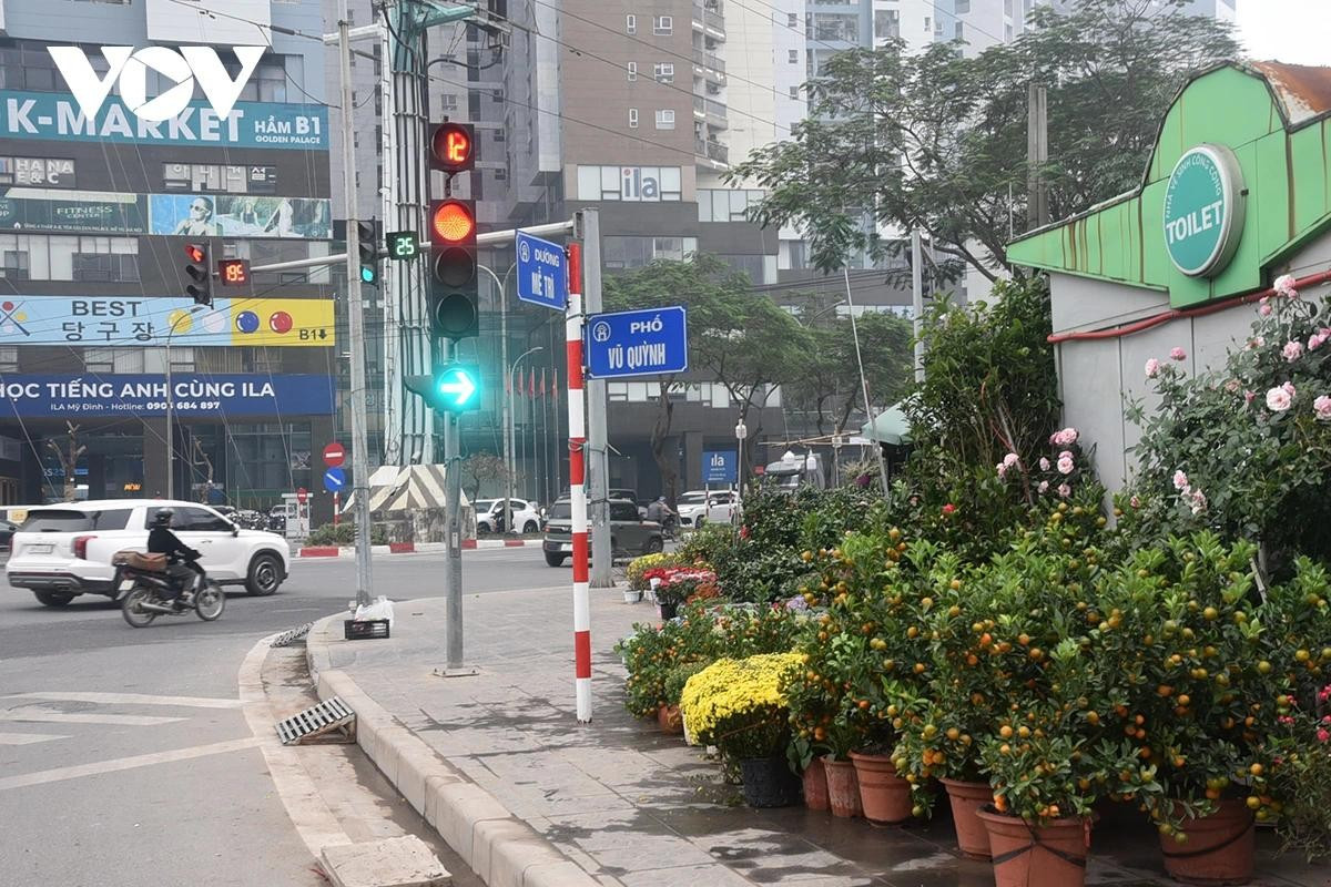 Tuy nhiên, vẫn còn tình nhiều điểm bán đào, quất tự phát xuất hiện dọc các tuyến phố, không nằm trong quy hoạch.