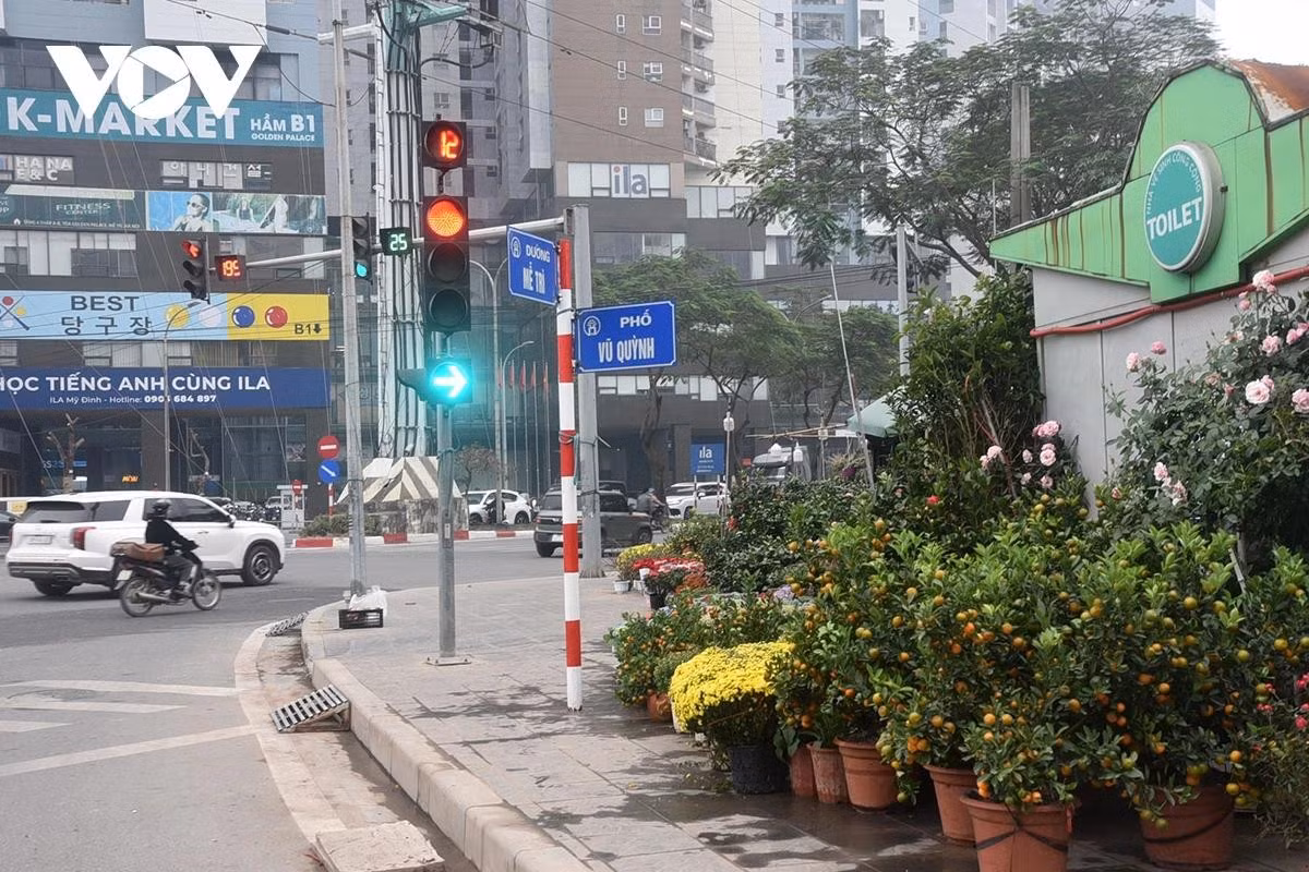 Tuy nhiên, vẫn còn tình nhiều điểm bán đào, quất tự phát xuất hiện dọc các tuyến phố, không nằm trong quy hoạch.