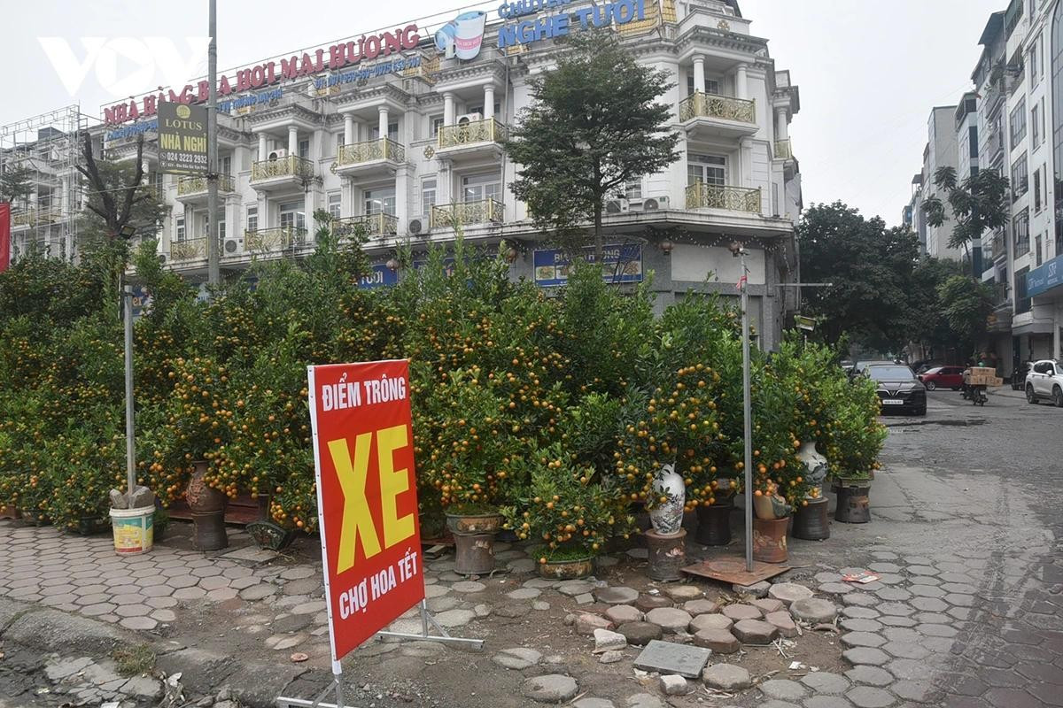 Xuất hiện các điểm trông giữ xe, cho thuê vỉa hè tại điểm bán hoa tự phát.