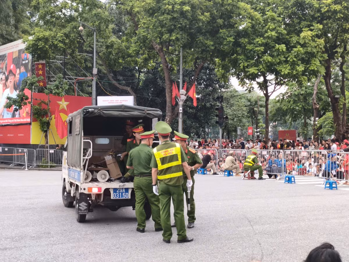 An ninh thắt chặt tại ngã tư Tràng Tiền - Đinh Tiên Hoàng.