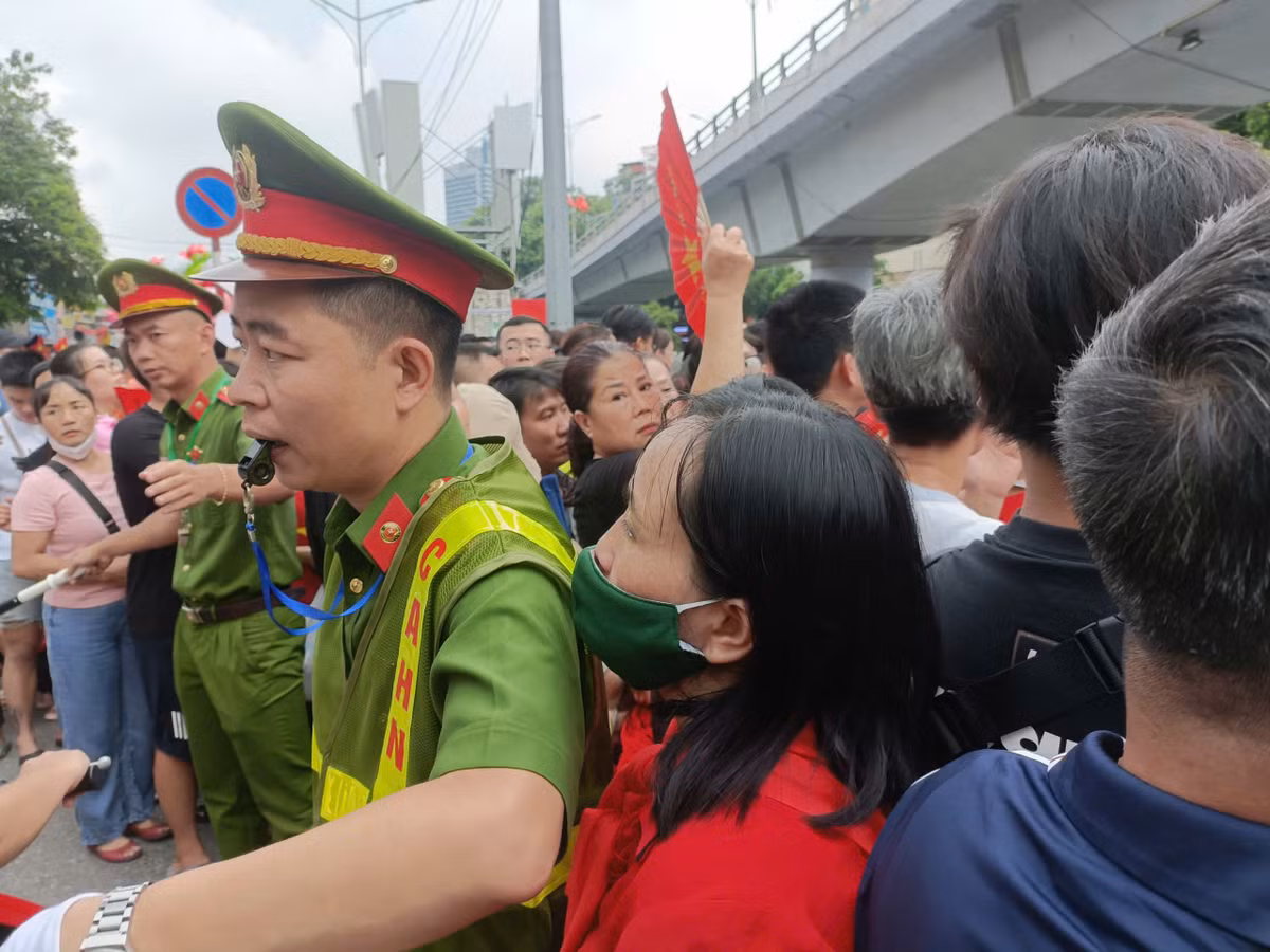 Lực lượng an ninh khuyến cáo người dân không chen lấn, xô đẩy... gây ảnh hưởng đến trật tự.