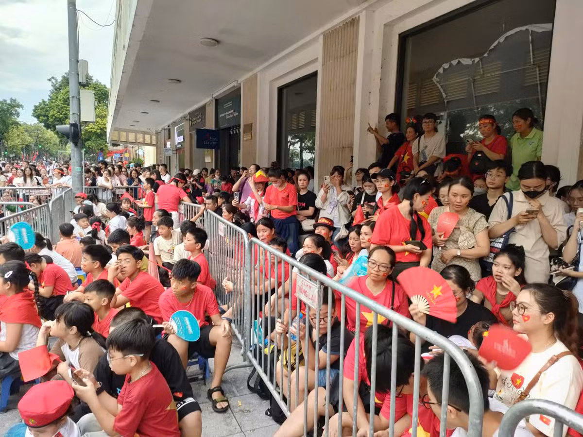 Mọi người háo hức chờ xem buổi sơ duyệt diễu binh, diễu hành.