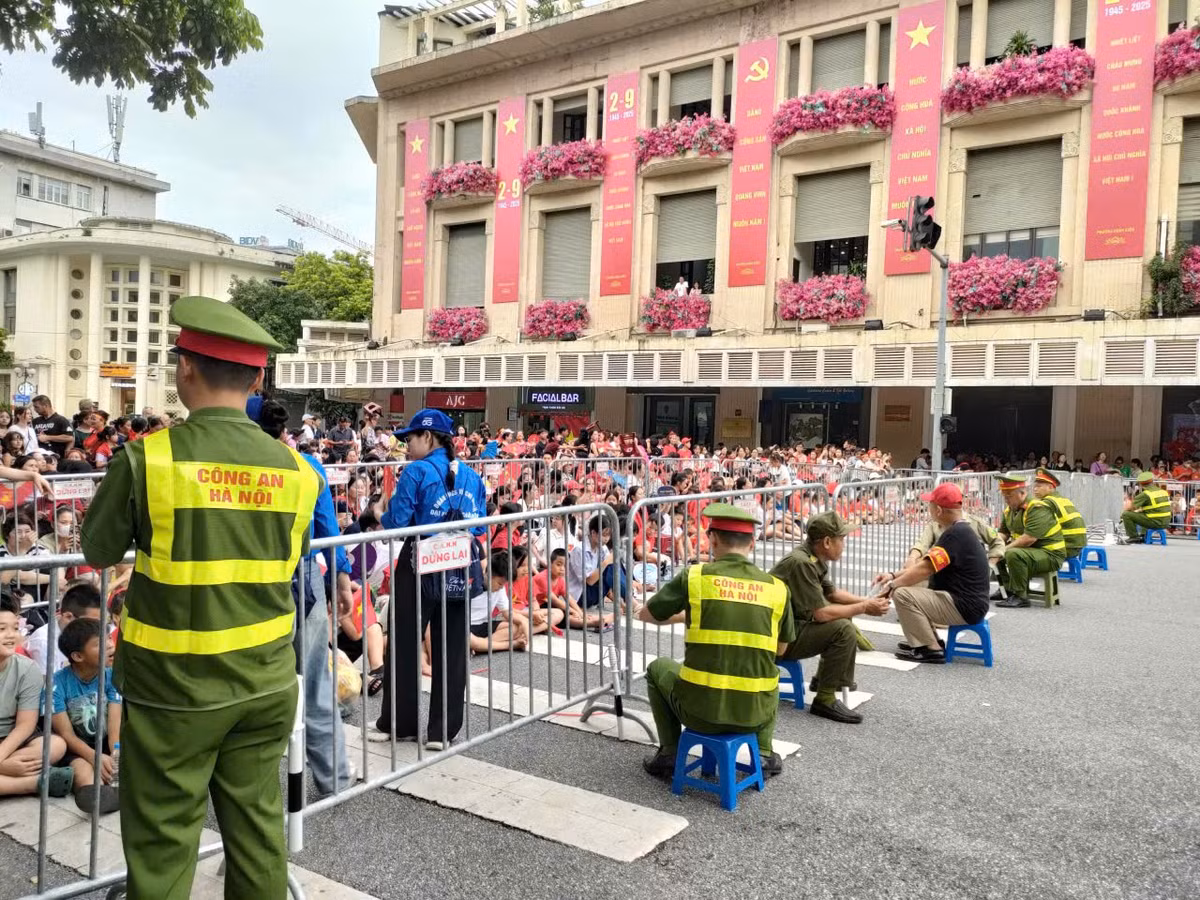 Hàng nghìn người tập trung chờ theo dõi buổi sơ duyệt.