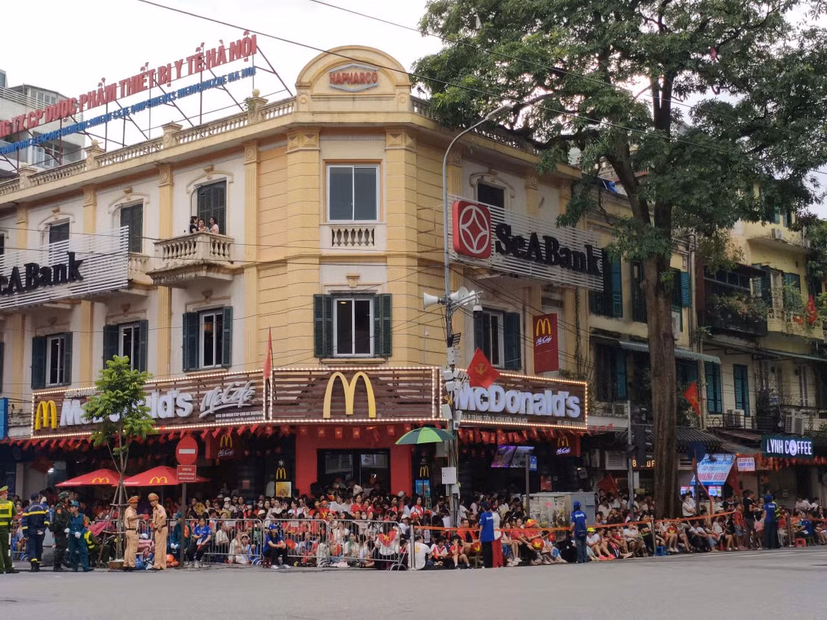 Công an và thanh niên tình nguyện tham gia công tác giữ trật tự, đảm bảo an ninh.