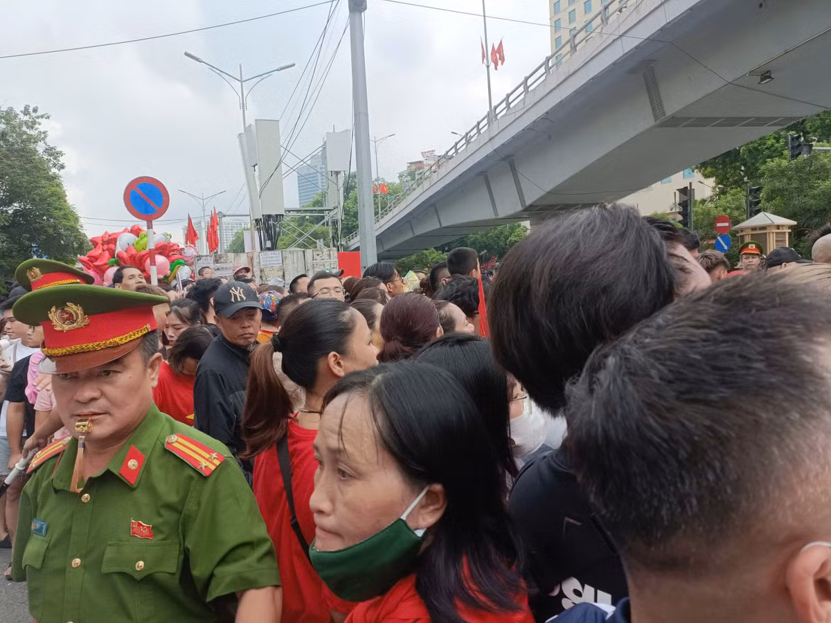 Lực lượng an ninh trực chốt, đảm bảo trật tự cho các khối diễu binh, diễu hành đi qua.