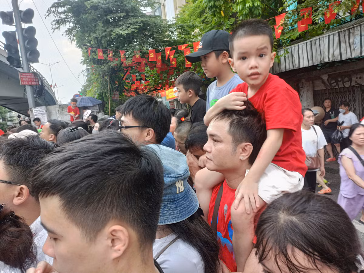 Nhiều người dân có mặt từ rất sớm để có thể theo dõi buổi sơ duyệt cấp Nhà nước diễu binh, diễu hành mừng 80 năm Quốc khánh.