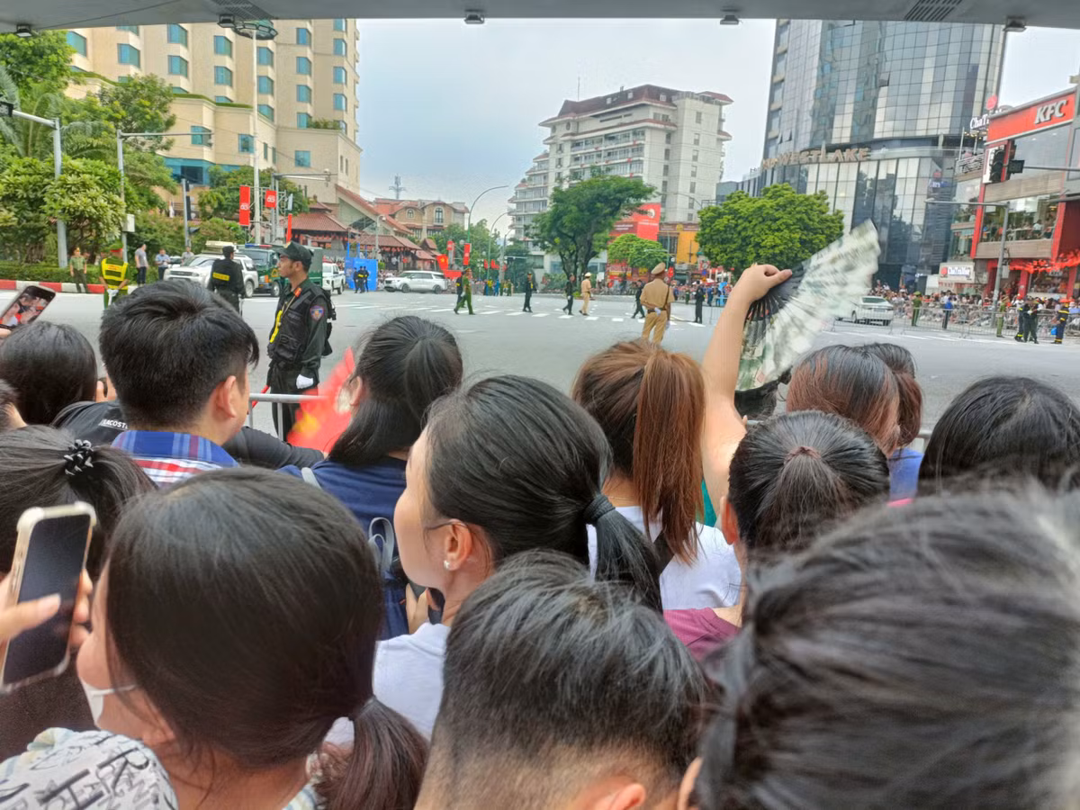 Rất đông người dân đã đổ về đường Thanh Niên, lực lượng công an vất vả để đảm bảo trật tự.