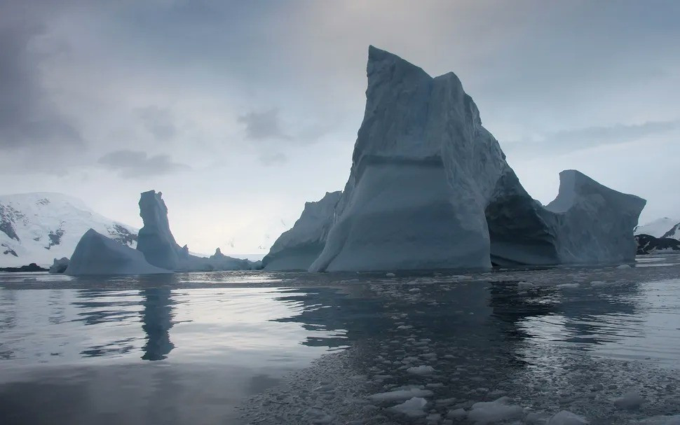 Các chuyên gia đã lập được bản đồ chi tiết về thế giới bên dưới lớp băng dày của Nam Cực có cảnh quan vô cùng phong phú với hơn 30.000 ngọn đồi chưa từng được ghi nhận, mỗi cấu trúc cao ít nhất 50m. Ảnh: NSIDC/Ted Scambos.