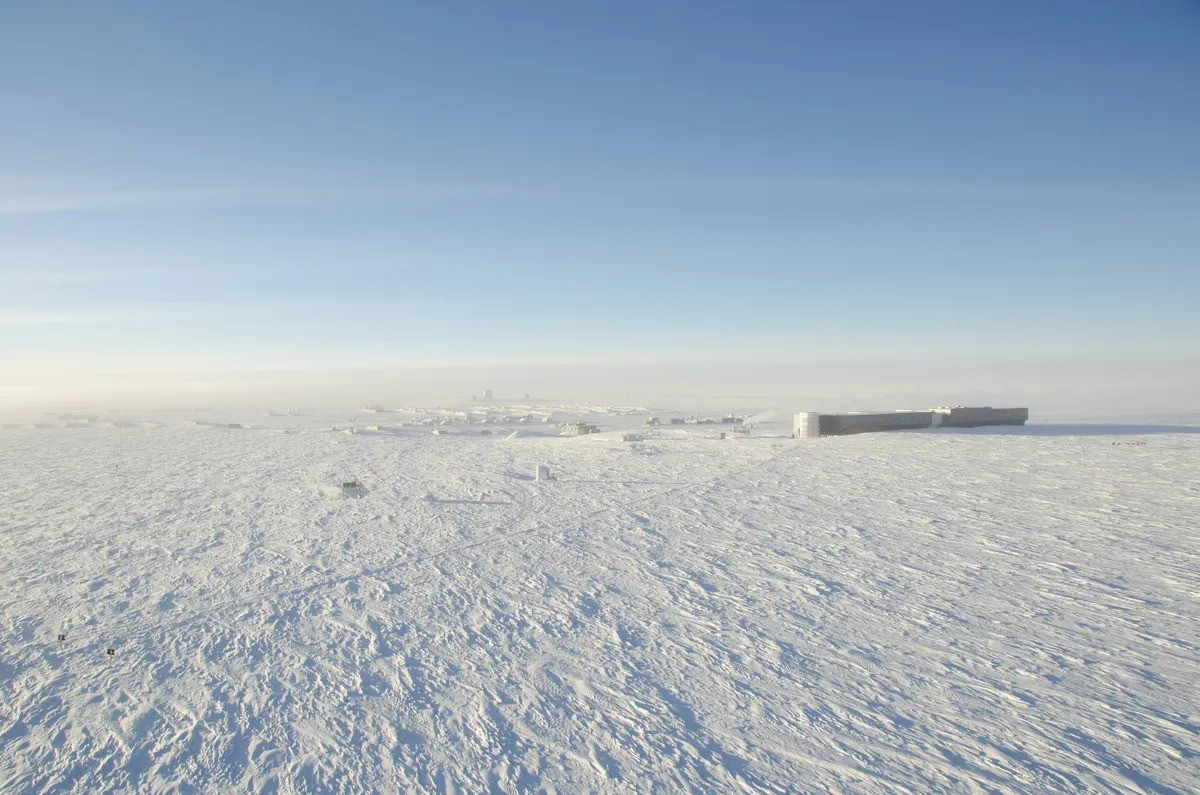 Theo đó, giới khoa học lần đầu tiên lập được bản đồ chi tiết về một “thế giới bị chôn giấu” bên dưới lớp băng dày gần 6 km ở Nam Cực với các cấu trúc địa chất gồm núi non, hẻm vực, thung lũng, đồng bằng... Ảnh: NOAA.