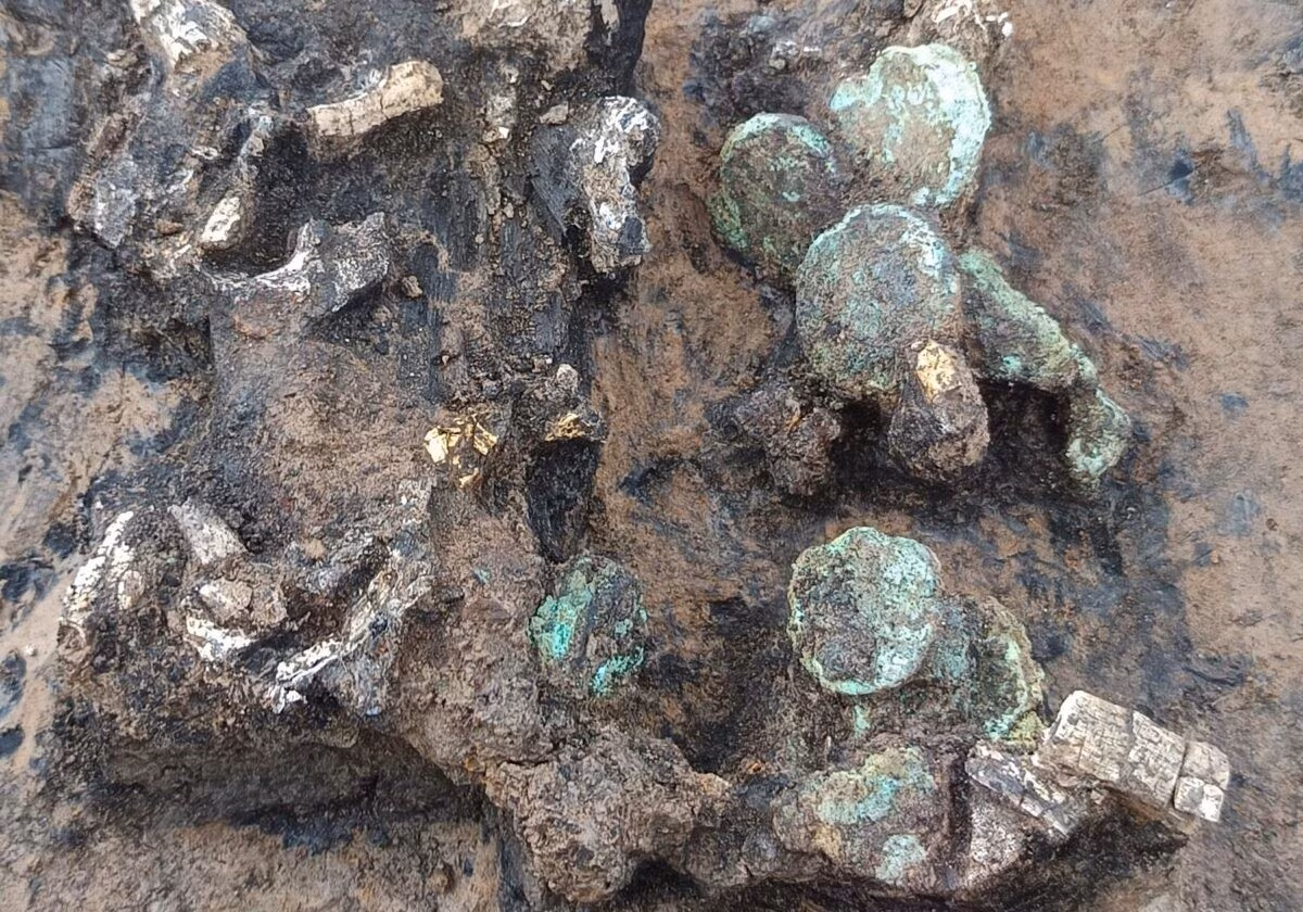 Hiện vật đáng chú ý khác là một chiếc nhẫn vàng đã bị biến dạng do nhiệt độ của quá trình hỏa táng, dường như trùng khớp với một mảnh pha lê đá nhỏ được khắc chữ gọi là intaglio. Chữ khắc Hy Lạp trên intaglio là ΑΛΛΑΛΛΗ (Allallé), có thể là họ của người đã khuất. Ảnh: arkeonews.