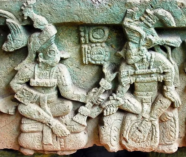 Theo nhóm nghiên cứu, các ký hiệu bằng tay trên các mặt Đông, Tây, Nam và Bắc của Bàn thờ Q, hay các mặt của hiện vật, biểu thị các ngày 9.0.2.0.0 (tức ngày 27 tháng 11 năm 437), 9.19.10.0.0 (tức ngày 30 tháng 4 năm 820), 9.16.13.12.0 (tức ngày 21 tháng 10 năm 764) và 9.17.5.0.15 (tức ngày 7 tháng 1 năm 776). Những con số này liên quan đến lịch "Long Count" của người Maya. Ảnh: uncoveredhistory.com.