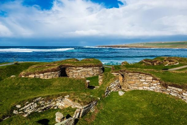 Theo giới nghiên cứu, Skara Brae là một khu định cư công nghiệp nhỏ có lịch sử hơn 5.000 năm tuổi. Ngôi làng này từng bị phủ bụi thời gian và nằm sâu dưới lòng đất suốt nhiều thế kỷ. Ảnh: XtravaganT /Adobe Stock.