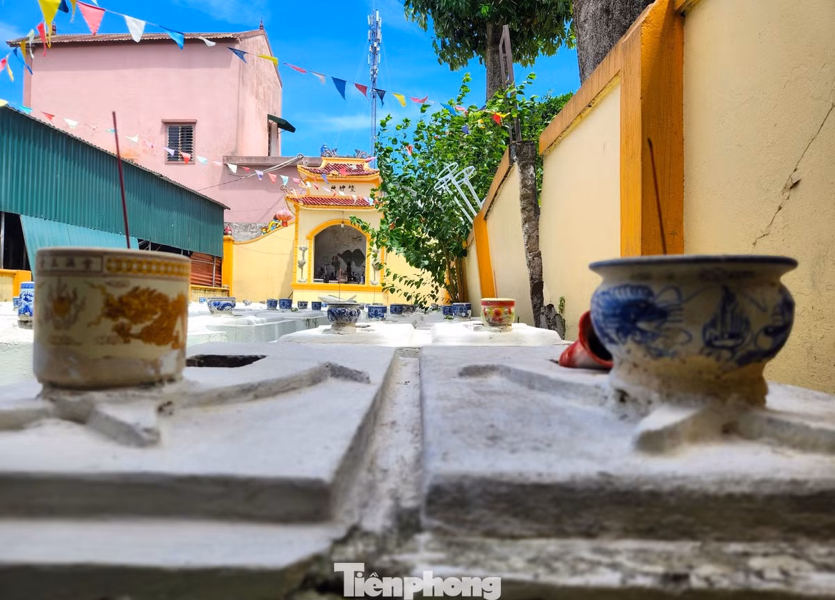 Hiện tỉnh Quảng Ngãi có hàng chục lăng thờ cá Ông. Riêng đặc khu Lý Sơn lưu giữ 2 bộ xương cá Ông được phục dựng lớn nhất Việt Nam. Trong đó, một bộ xương cá voi dài 22m và bộ xương còn lại dài 18m. Ảnh: Tiền phong.