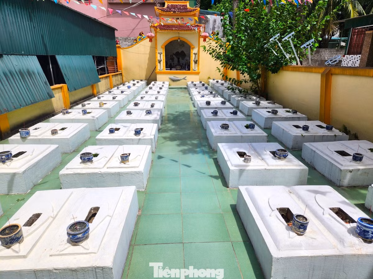 Lăng mộ thờ cá Ông thường hướng ra biển. Đây là cách mà người dân bày tỏ mong muốn biển cả là nơi cá Ông ngự trị và khi chết thì có thể hướng về "quê hương". Ảnh: Tiền phong.