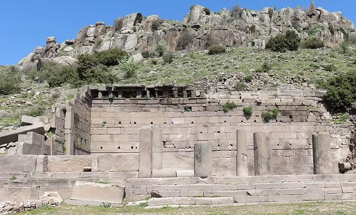 Trước sự việc bí ẩn này, các nhà khoa học đã thực hiện nghiên cứu nhằm tìm ra lời giải. Dù bỏ ra nhiều thời gian và công sức nhưng đến nay họ vẫn chưa tìm được câu trả lời chính xác cho những cỗ quan tài "ăn thịt" bí ẩn ở Assos. Ảnh: romeartlover.it.