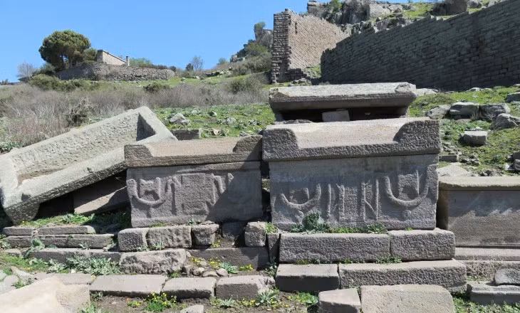 Những cư dân đầu tiên ở Assos cũng xây dựng Đền thờ Doric cho nữ thần Athena trên đỉnh núi vào năm 530 trước Công nguyên. Khu vực này là nơi Hermias - học trò của Plato, cai trị. Trong thời gian Hermias cai trị, Assos phát triển mạnh về kinh tế, văn hóa... Nhiều nhà hiền triết vĩ đại đã tới đây sinh sống. Ảnh: romeartlover.it.