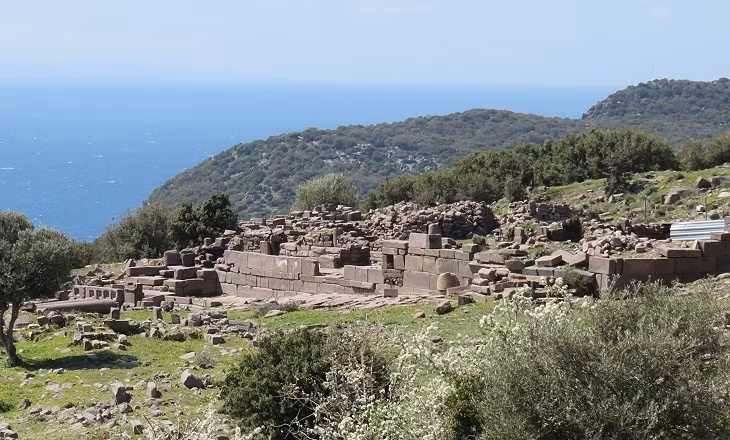 Trong khi ấy, một giả thuyết cho rằng thổ nhưỡng, khí hậu ở Assos có thể đóng vai trò quan trọng giúp đẩy nhanh quá trình phân hủy xác chết. Ảnh: romeartlover.it.