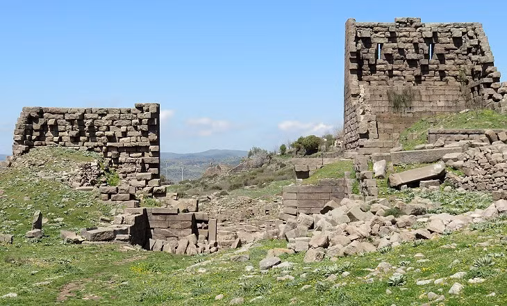 Tuy nhiên, thời kỳ hưng thịnh của Assos chấm dứt vài năm sau khi đế chế Ba Tư xâm lược và sau đó rơi vào tay Alexander Đại đế năm 334 trước Công nguyên. Tiếp đến, Assos thuộc kiểm soát của đế chế La Mã. Ảnh: romeartlover.it.