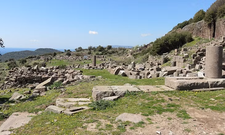 Quan tài đá ở Assos có tốc độ phân hủy tử thi cực nhanh. Thông thường, thi hài người trưởng thành mất vài năm cho tới hàng chục năm mới phân hủy hoàn toàn. Tuy nhiên, một thi hài người trưởng thành được đặt trong quan tài đá ở Assos chỉ mất chừng 40 ngày để phân hủy hoàn toàn. Ảnh: romeartlover.it.