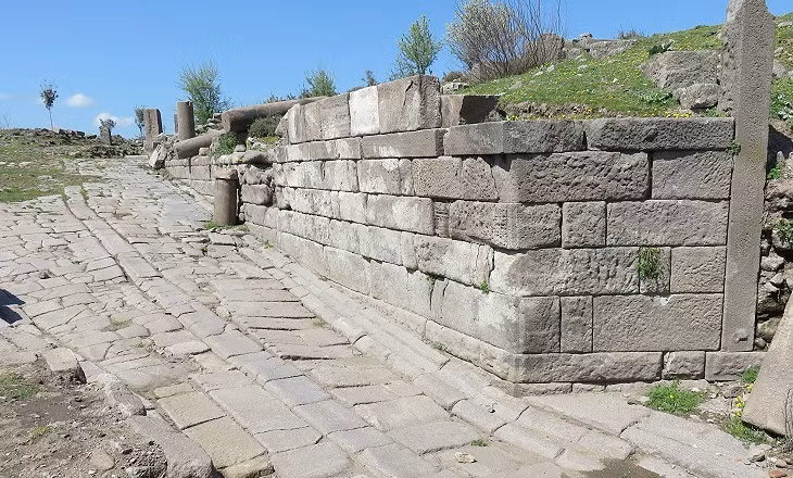 Đến thế kỷ thứ 5 trước Công nguyên, những chiếc quan tài đầu tiên được sử dụng ở Assos để chôn cất người chết. Được làm từ đá magma (andesite), mỗi quan tài dài khoảng 2m, chiều rộng và chiều cao khoảng 80 - 90 cm. Theo đó, mỗi quan tài nặng khoảng 3 tấn. Ảnh: romeartlover.it.