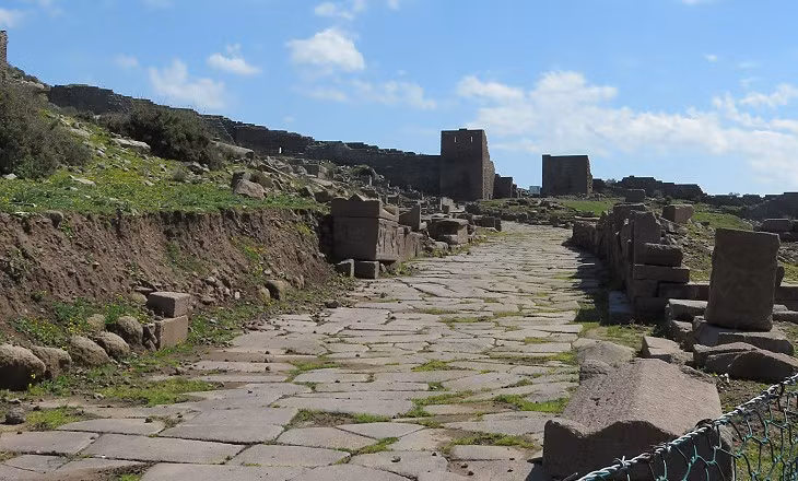 Các ghi chép lịch sử kể rằng Assos vốn là một thị trấn nhỏ ở tỉnh Çanakkale của Thổ Nhĩ Kỳ, được thành lập từ khoảng năm 1000 trước Công nguyên đến năm 900 trước Công nguyên. Những người định cư Aeolian ở Lesbos đã thành lập Assos. Ảnh: romeartlover.it.