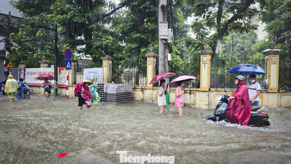 Hàng loạt khu đô thị phía Tây bị ngập sâu trong đợt mưa bão vừa qua