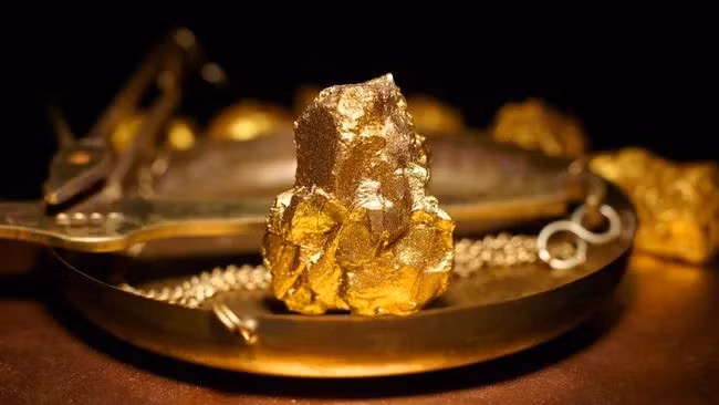 Vàng là kim loại nặng và hiếm trên Trái Đất. Được hình thành trong vũ trụ khi các sao neutron va chạm, trữ lượng vàng trên hành tinh xanh khiến nhiều người tò mò. Ảnh: bodnarchuk via Getty Images.